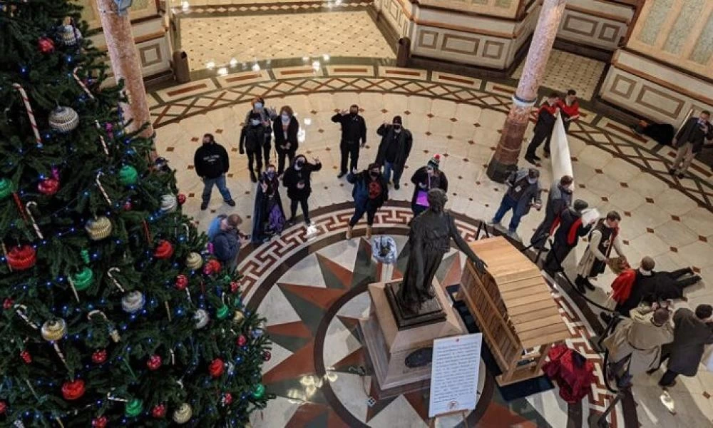 Προκλητική σατανιστική επίδειξη πριν από τα Χριστούγεννα στο Ιλινόις (Βίντεο)